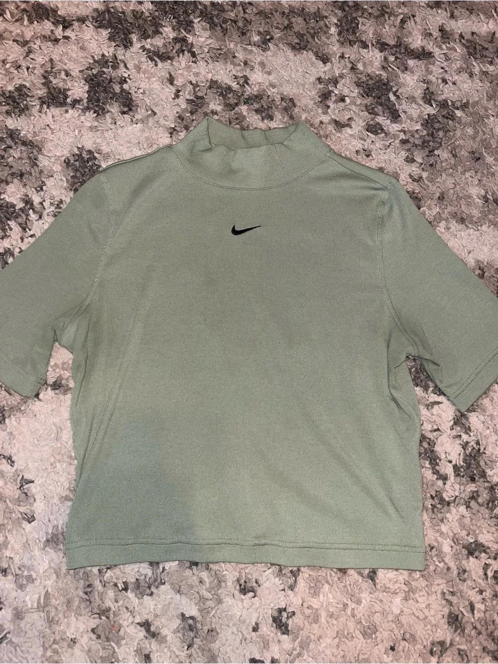 Nike Women’s Sage Green Short Sleeve Mock Neck cropped Tee